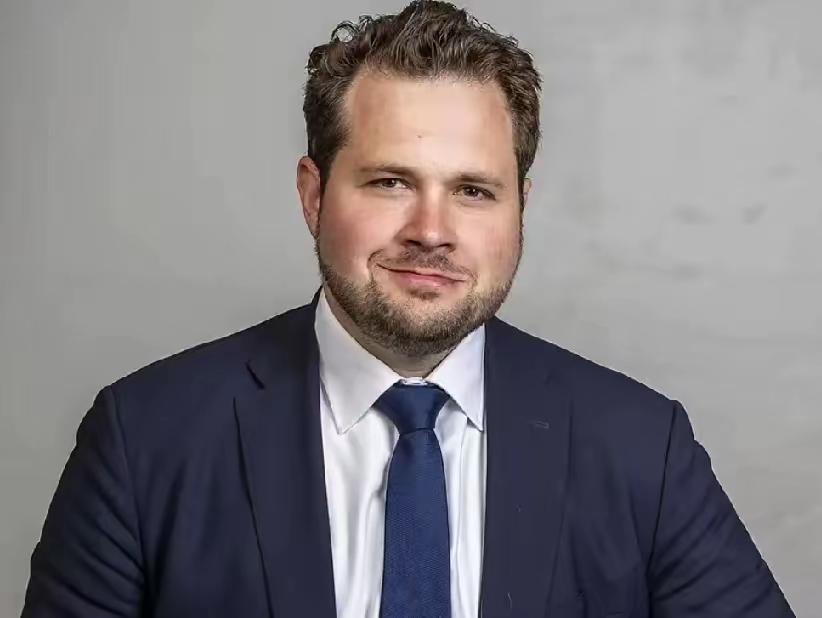 堂堂大胡子男人，偏做小女人态[呲牙]
针对特朗普执意要拿到格兰陵岛一事，欧洲议会