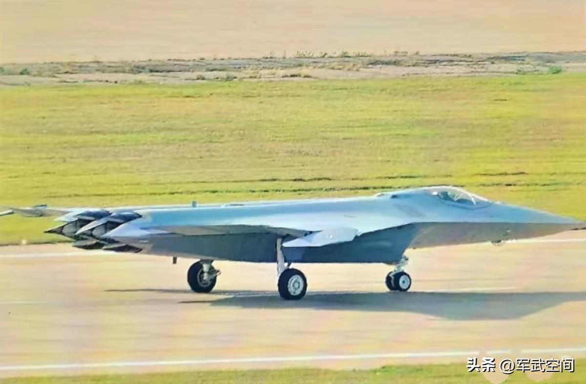 歼-50六代机很可能将成为我国下一代舰载机，尺寸大小与歼-15相当。
近日，我国