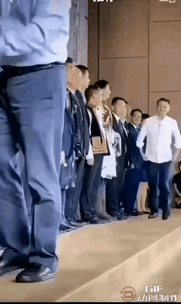 这才不在江湖多久啊，就没有马云的一席之地了！

某活动中，姗姗来迟的马云，没能遇