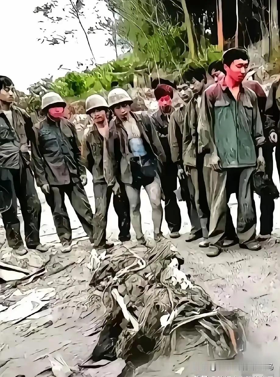 这是一张在老山战役中，某部刚从阵地抢运下来的一位烈士遗体的照片。
 
照片中的这