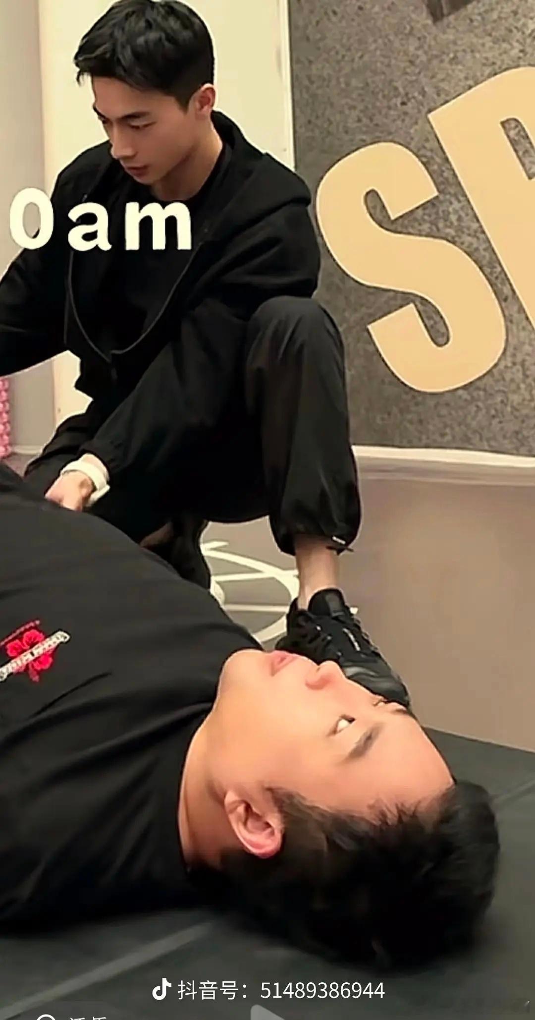 于歪看似在健身，实际上在看帅教练 ​​​