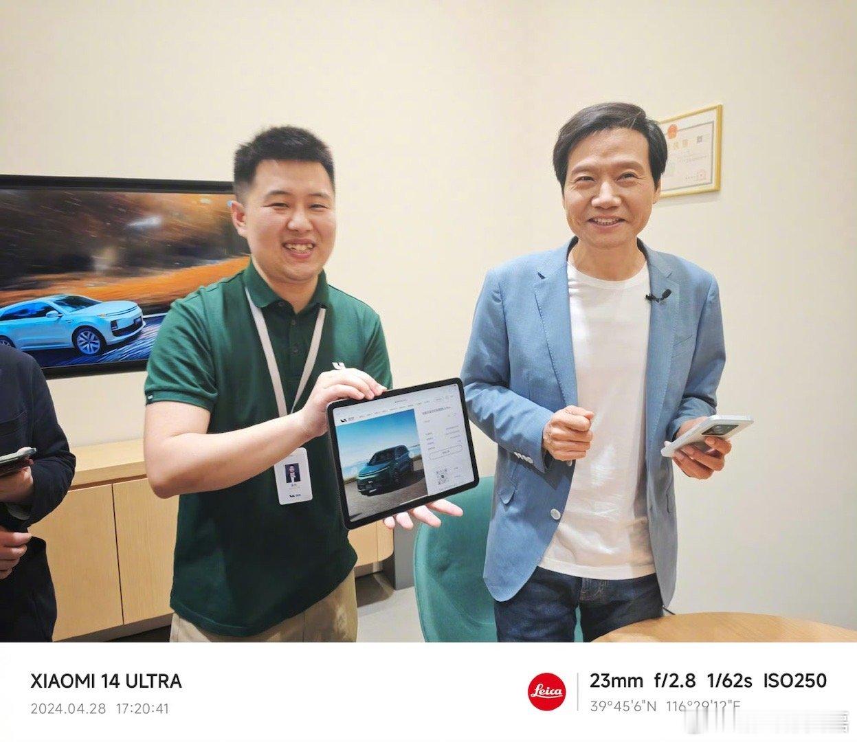 理想的公关团队估计懵逼中：雷总不是在CCTV直播吗？怎么突然又来理想店里买车了？
