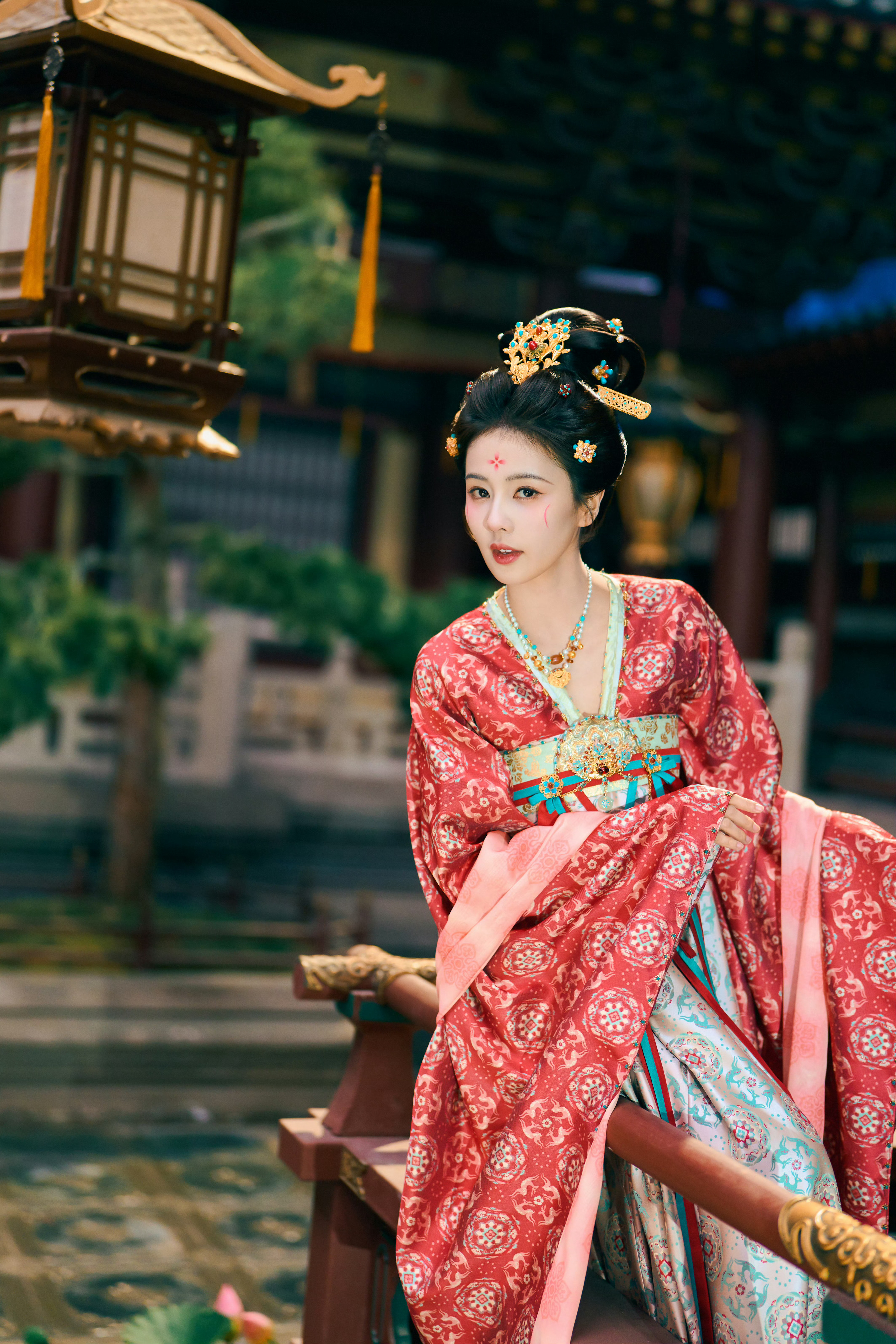 马上七点半了，我得打开电视机，因为白鹿的唐宫奇案在东方卫视黄金档播出。 