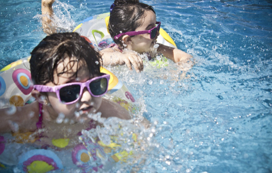 不同月龄的宝宝如何正确游泳？#儿童健康守护计划# 1. 一岁以内美国儿科学会建议