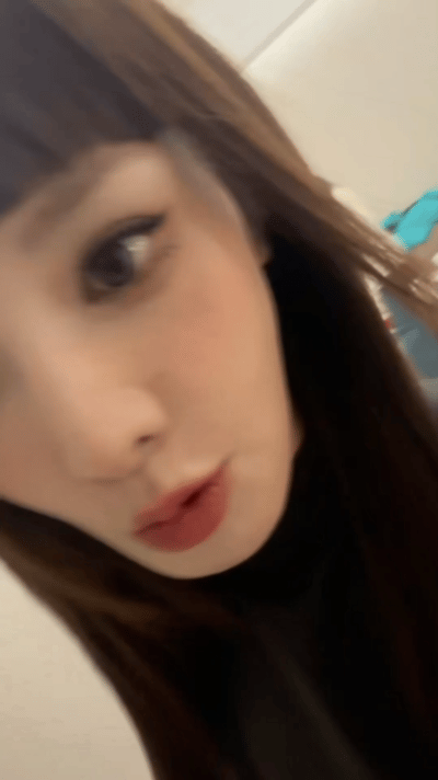 彭小苒被爸爸监督工作 表面上：爸爸在监督我工作，其实是来陪女儿工作啦[抱一抱]好