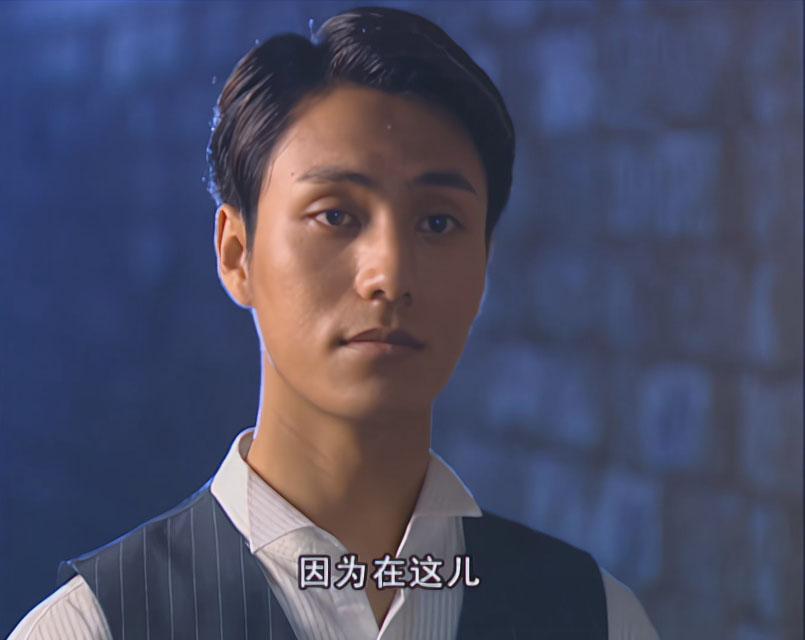 陈坤皮肤好黑，只是五官端正、男人魅力足，身材也好，所以皮肤黑反而给他增添了健康的