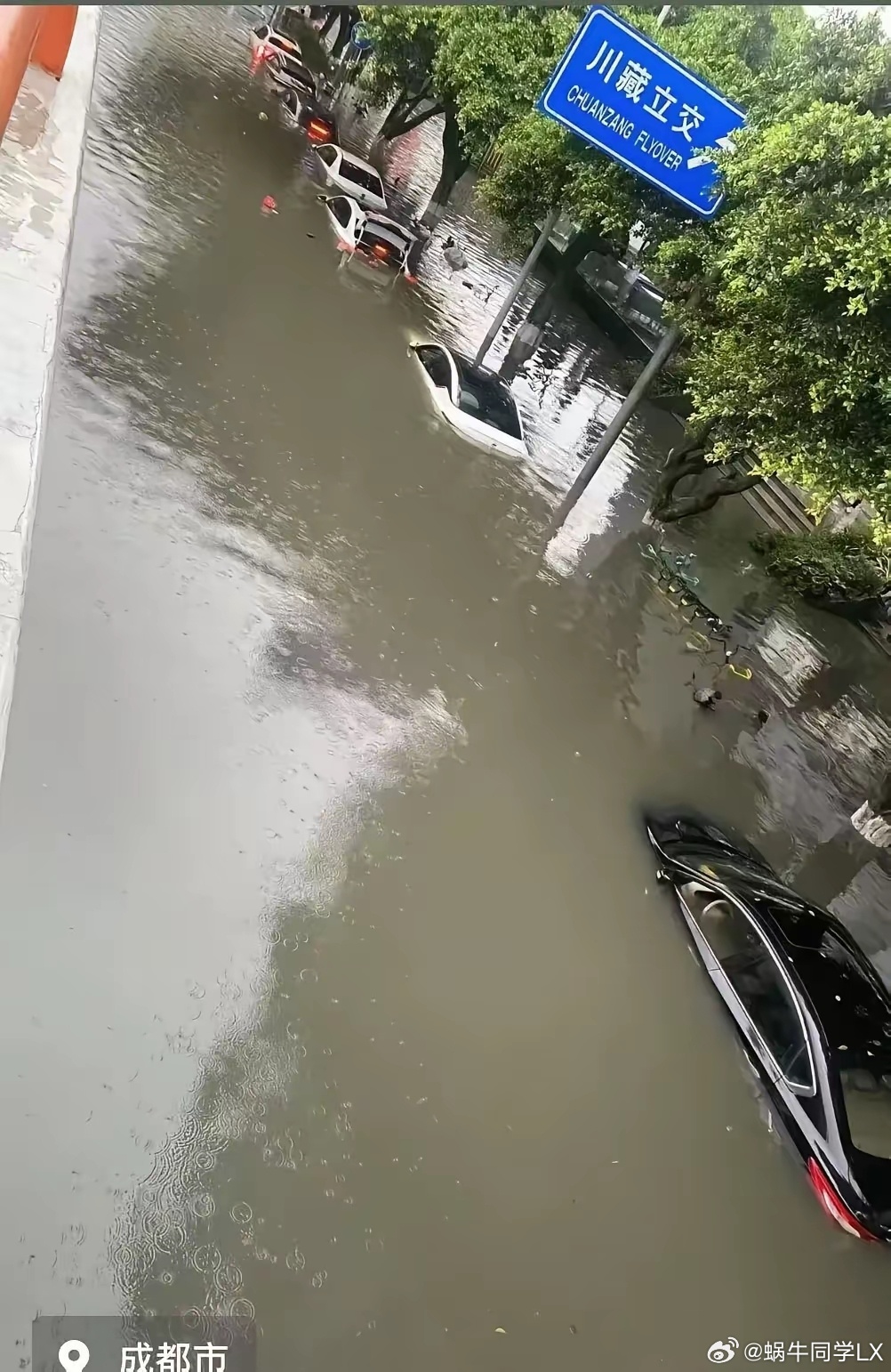 暴雨过后的成都，雨太大，地势又平，一下子就内涝了。去年的泡水车还没卖完，今年的又