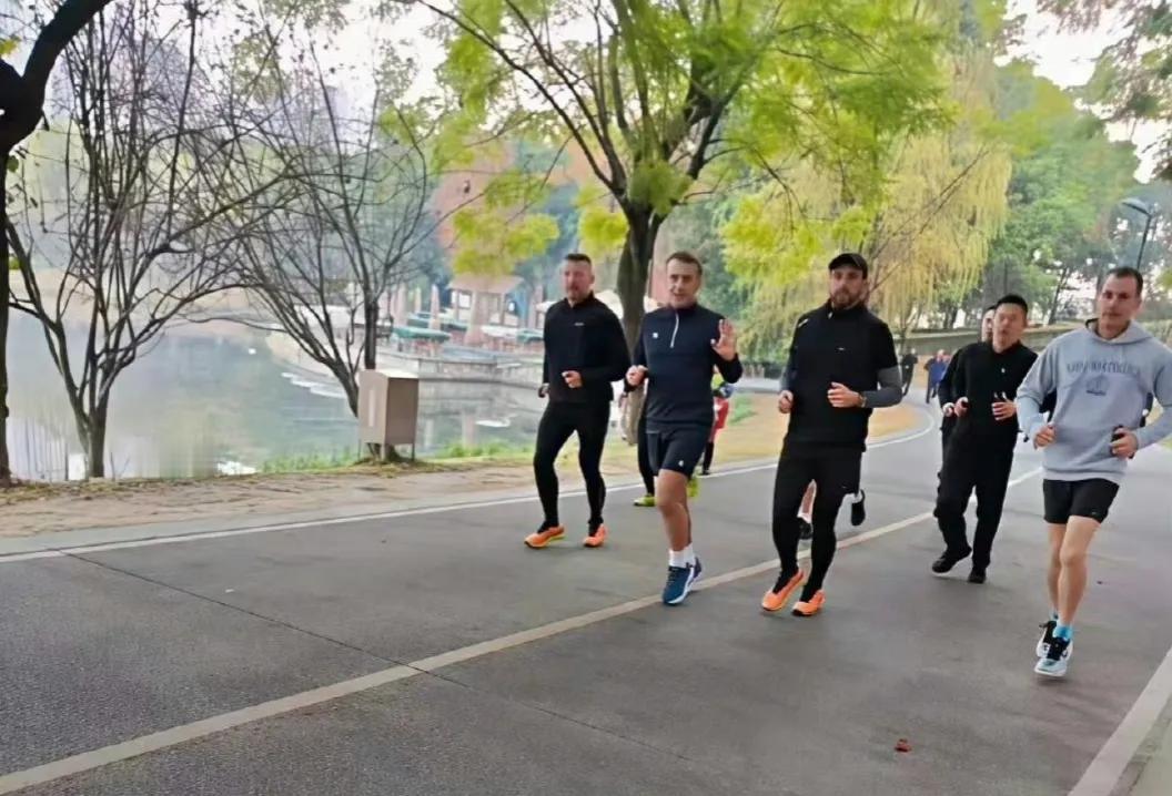 成都网友也太会偶遇了吧！12月5号早上，居然有人碰到马克龙在晨跑！
 
关键是这