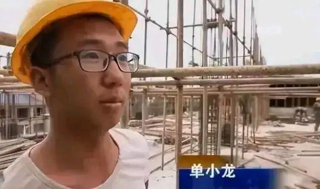 “就这破题，还想阻止我打工？”2018年，一名高考考生走出考场后，冲着记者大放厥