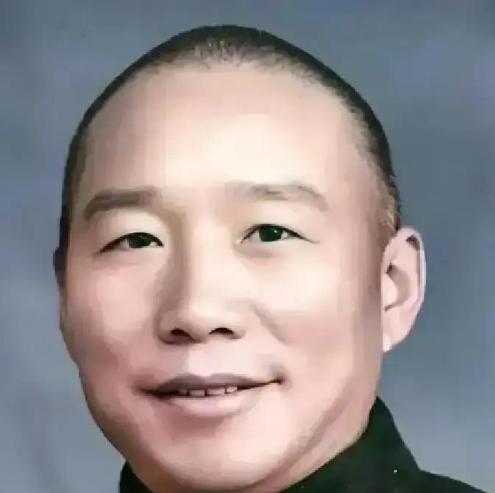 1948年，国军一个伙夫跟大部队走散了，被解放军拦下，战士们看他年纪大，不忍心为
