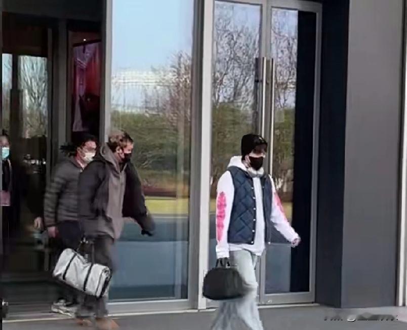 队医点头放行的那一刻，才是真正的比赛开始。
训练馆的地板被汗渍浸深了颜色。
头哥