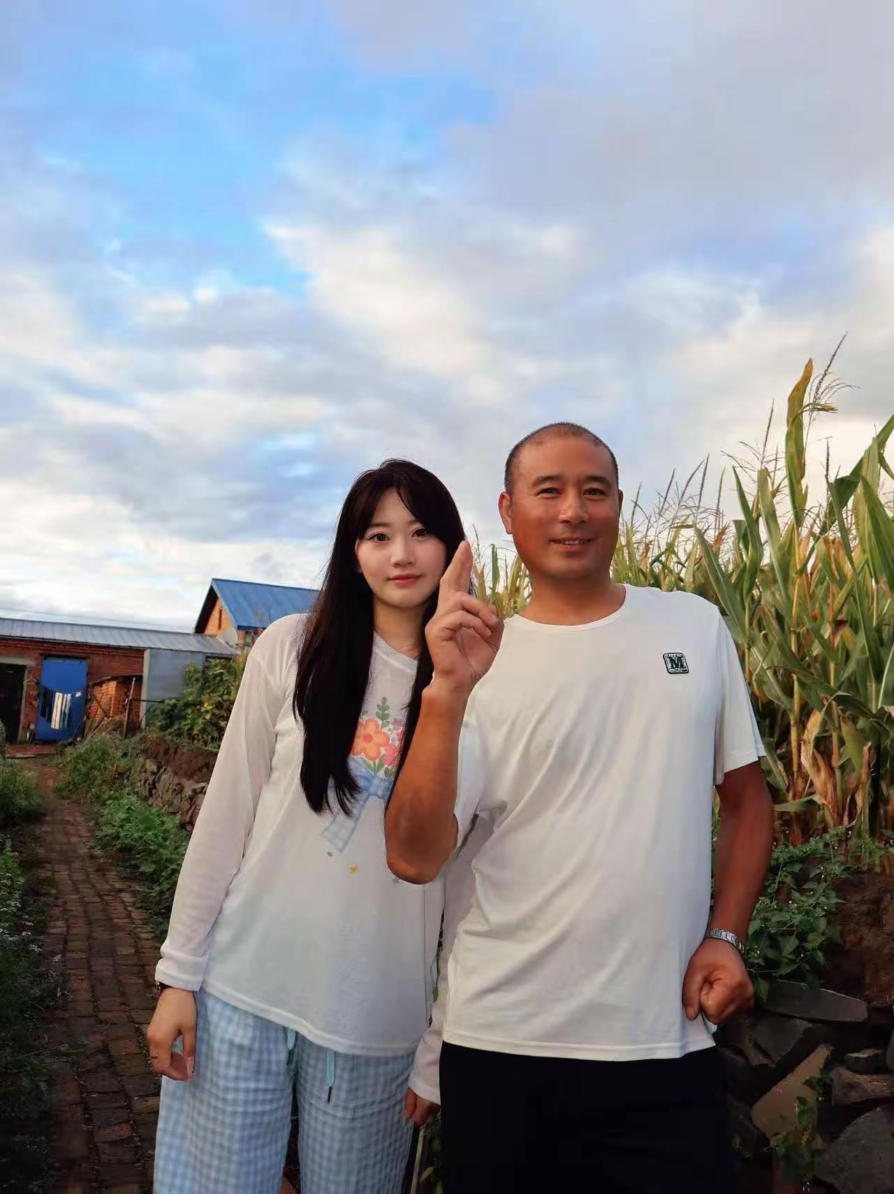 满面多欢喜，
拍照在一起。
请君莫乱猜，
本是父和女。