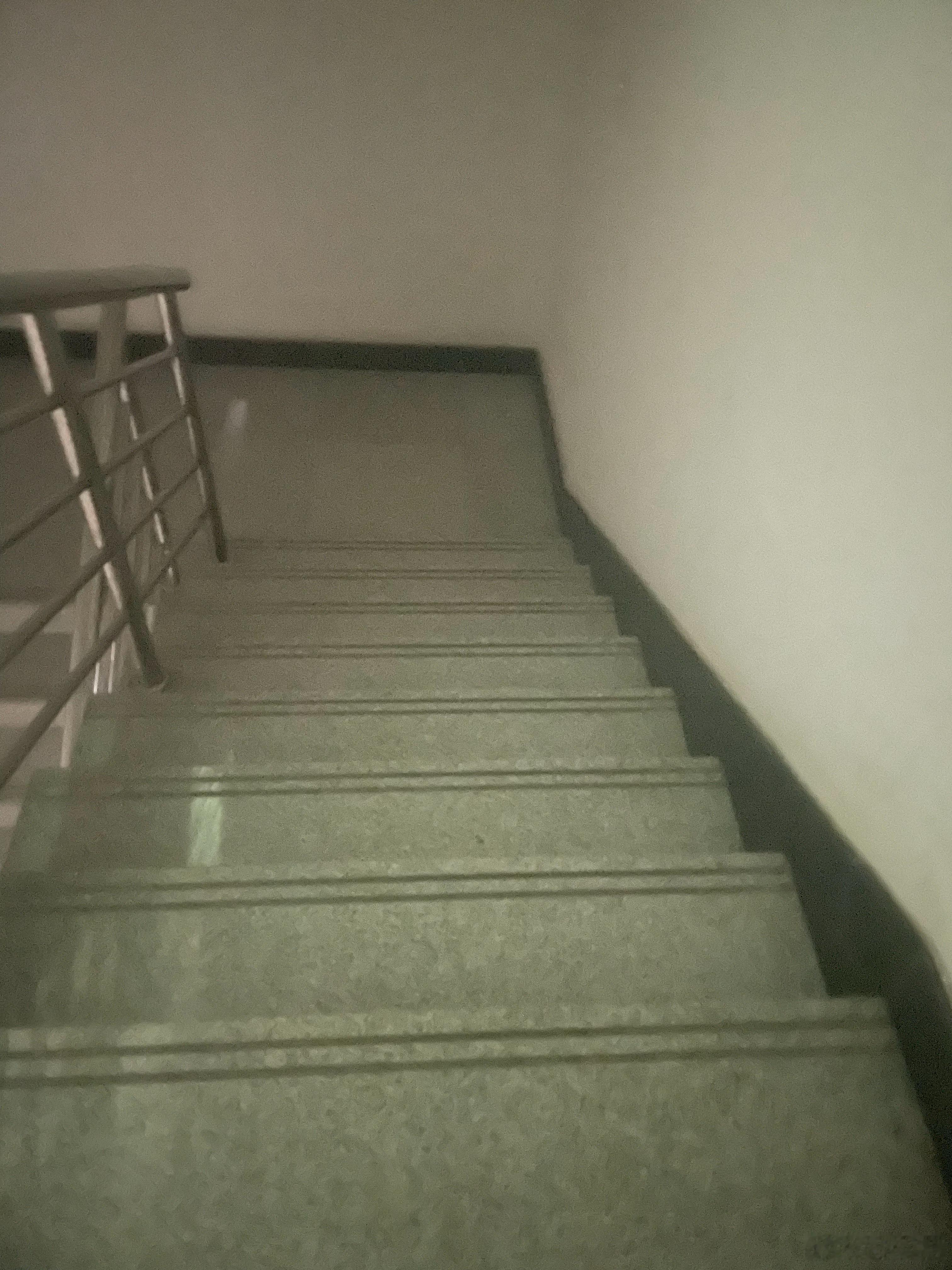 上班也要注意身体啊，像我一样没事就走楼梯下楼抽烟，一会儿再爬楼梯上去 