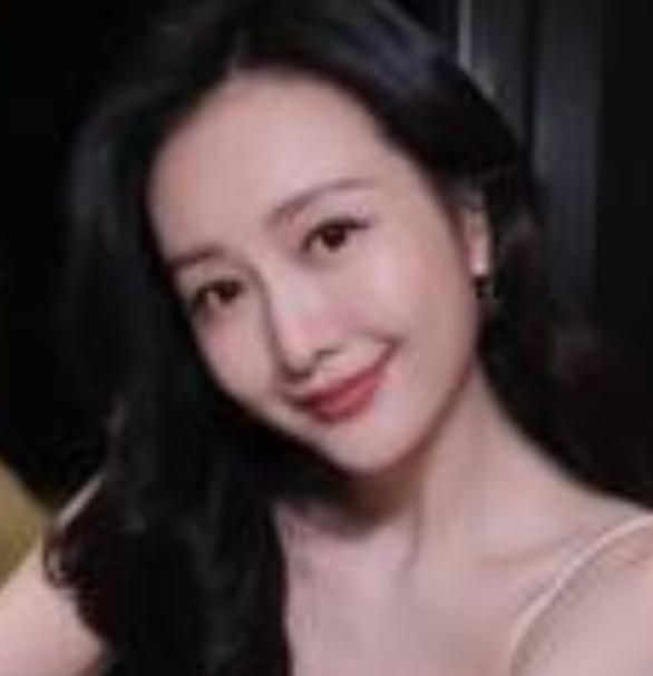 王鸥的“氛围感大片”风格多变，她总能精准拿捏不同气质，展现出极强的时尚表现力。