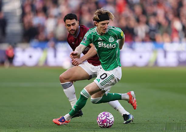 西汉姆联v纽卡斯尔 比赛才踢了11分钟，纽卡斯尔左边锋戈登已经三次丢失球权了。最