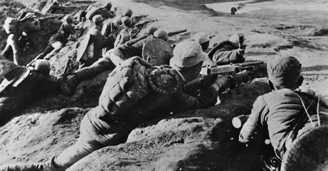 1939年，新四军在追击汉奸时，误打误撞闯到了上海虹桥机场，看着停在草坪上的4架