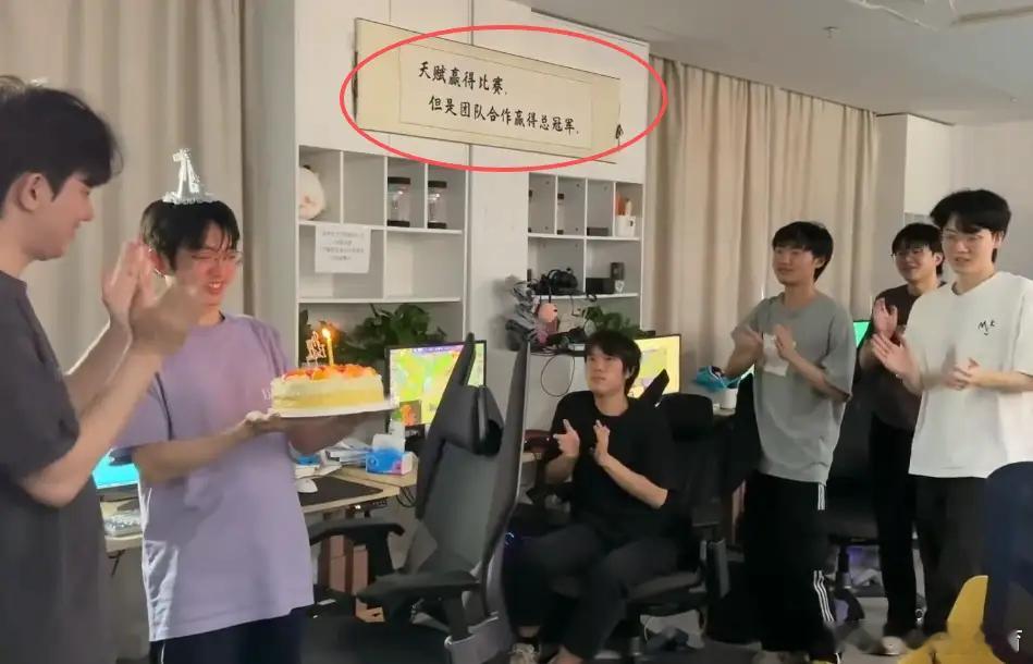 BLG训练室横幅引发热议，Bin怒拉黑恶意造谣网友LPL季后赛激战正酣，在WE以