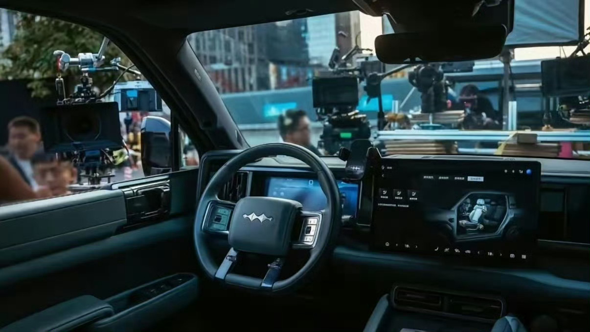 今年的春节档电影《惊蛰无声》大家都看了吗？由张艺谋导演的当代谍战片，除了精彩的剧