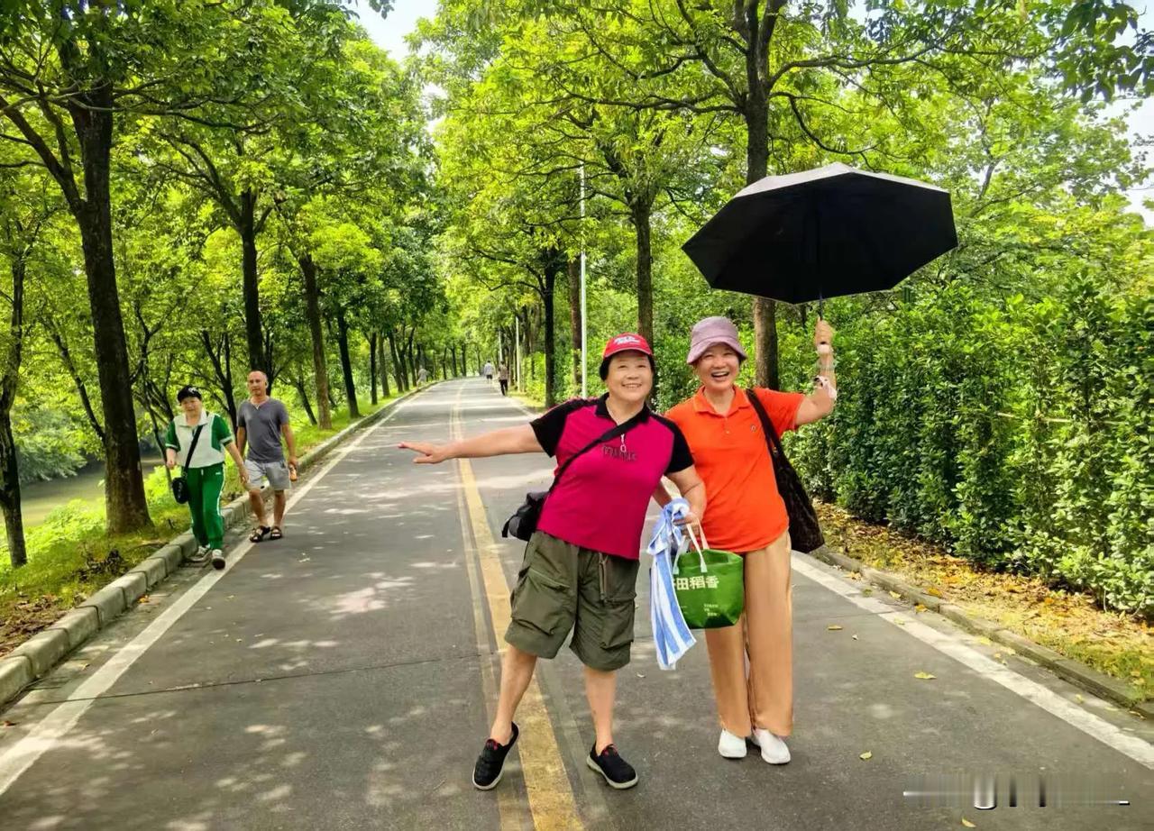 重游花都湖香水花园
天气开始入秋，我们早上行走得更勤快了。
一大早，地铁3号线高