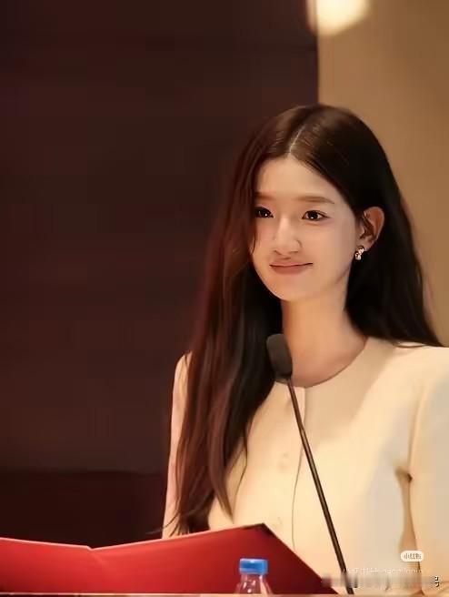 27岁，回母校设奖学金。

还没从她离开格力的争议里回过神来，人家已经把日子过成