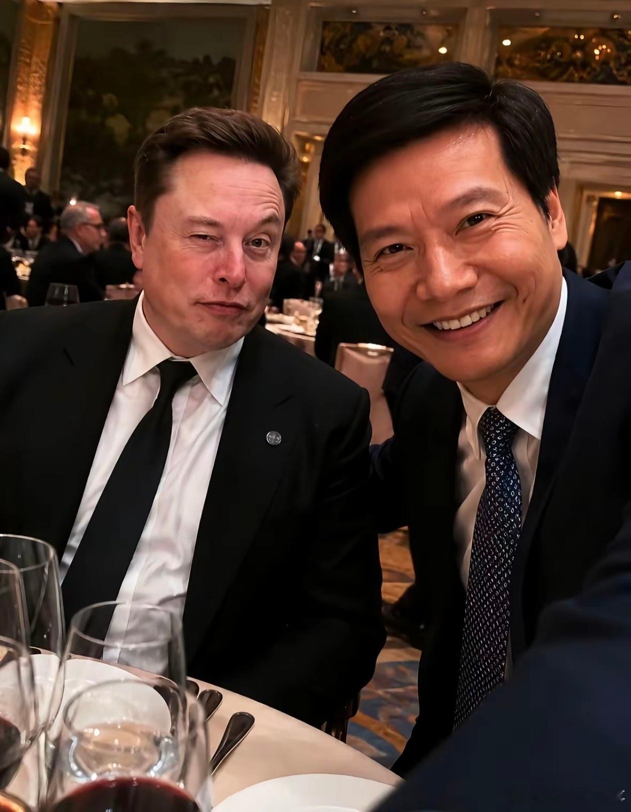 美方企业家离场时手势亮了马斯克是不是害怕照片被拿去干什么不好的。照相还要睁一只眼