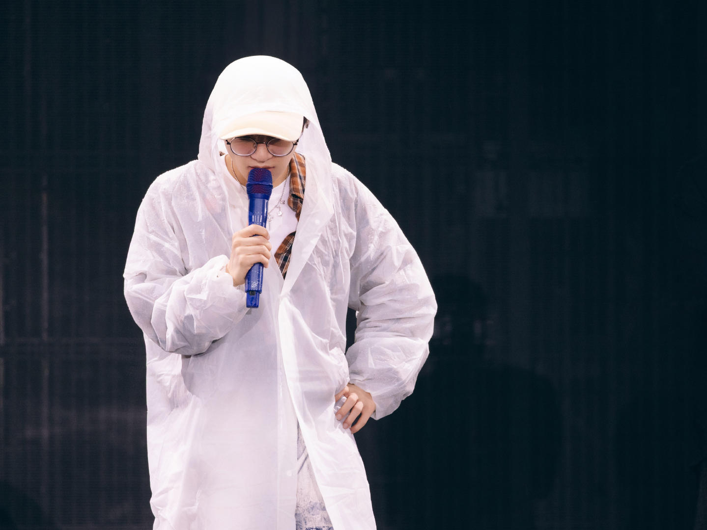周深穿雨衣彩排第一次见周深穿雨衣彩排 第一次见穿雨衣的深深，乖是乖，但更希望正式