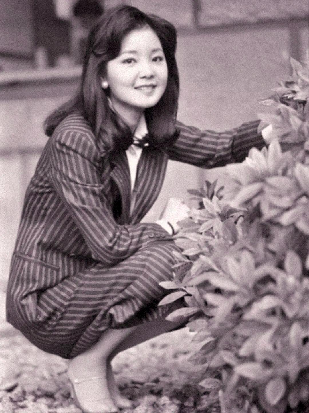 分享你心中的女神邓丽君小姐年轻时的模样。是不是跟她的歌声一样，甜蜜蜜的！