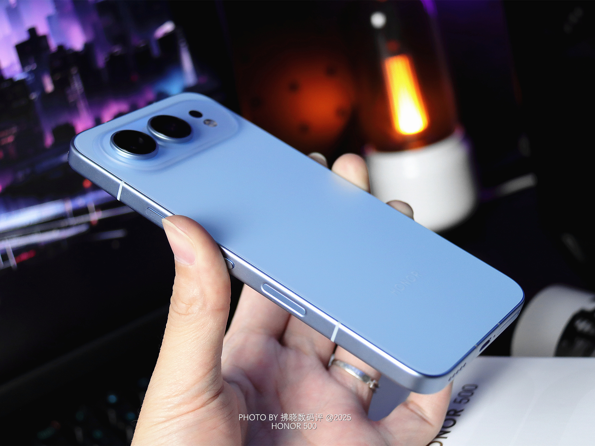 「拂晓开箱」荣耀500：一体冷雕工艺结合横向极简相机Deco所带来的视觉效果让人