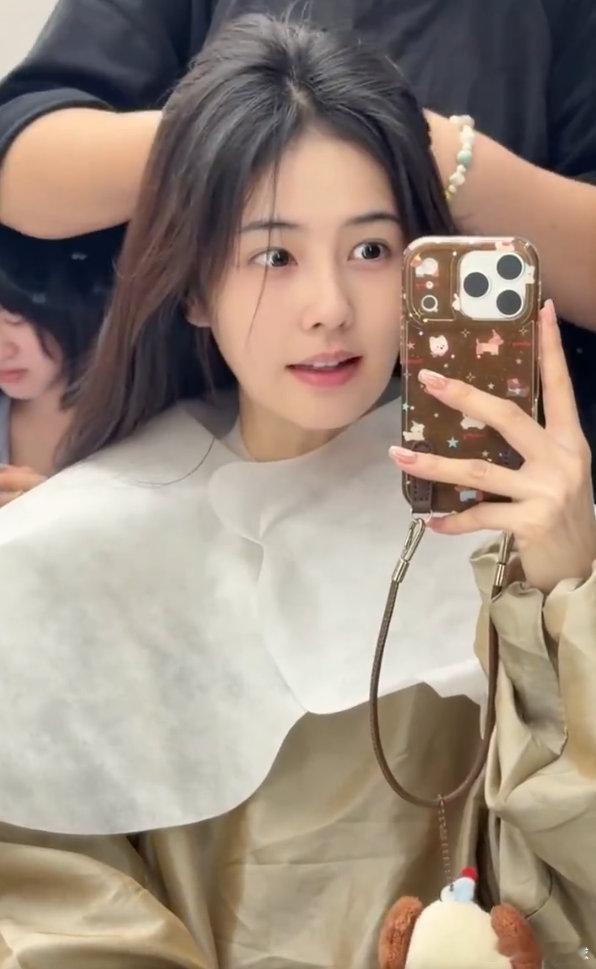 白鹿一边染发一边做美甲白鹿：假期要美美的，染头美甲必须同步安排，绝不浪费时间！白