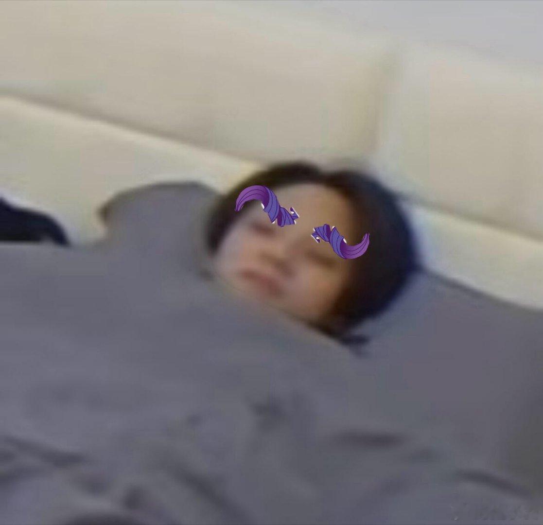 粉丝接力给王橹杰画眉毛王橹杰这眉毛是被粉丝玩坏了吗，每一张都好离谱，看得我狂笑不