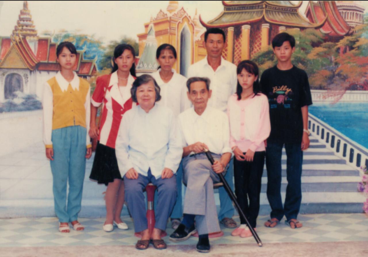 1988年，他揣着假身份回了村。村口老人愣了半天：“你……还活着？”新婚九天就分