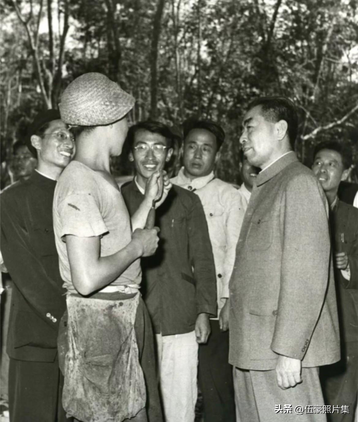 1960年2月9日上午，国务院总理周恩来在视察海南儋县西联农场时，深入橡胶林和乳