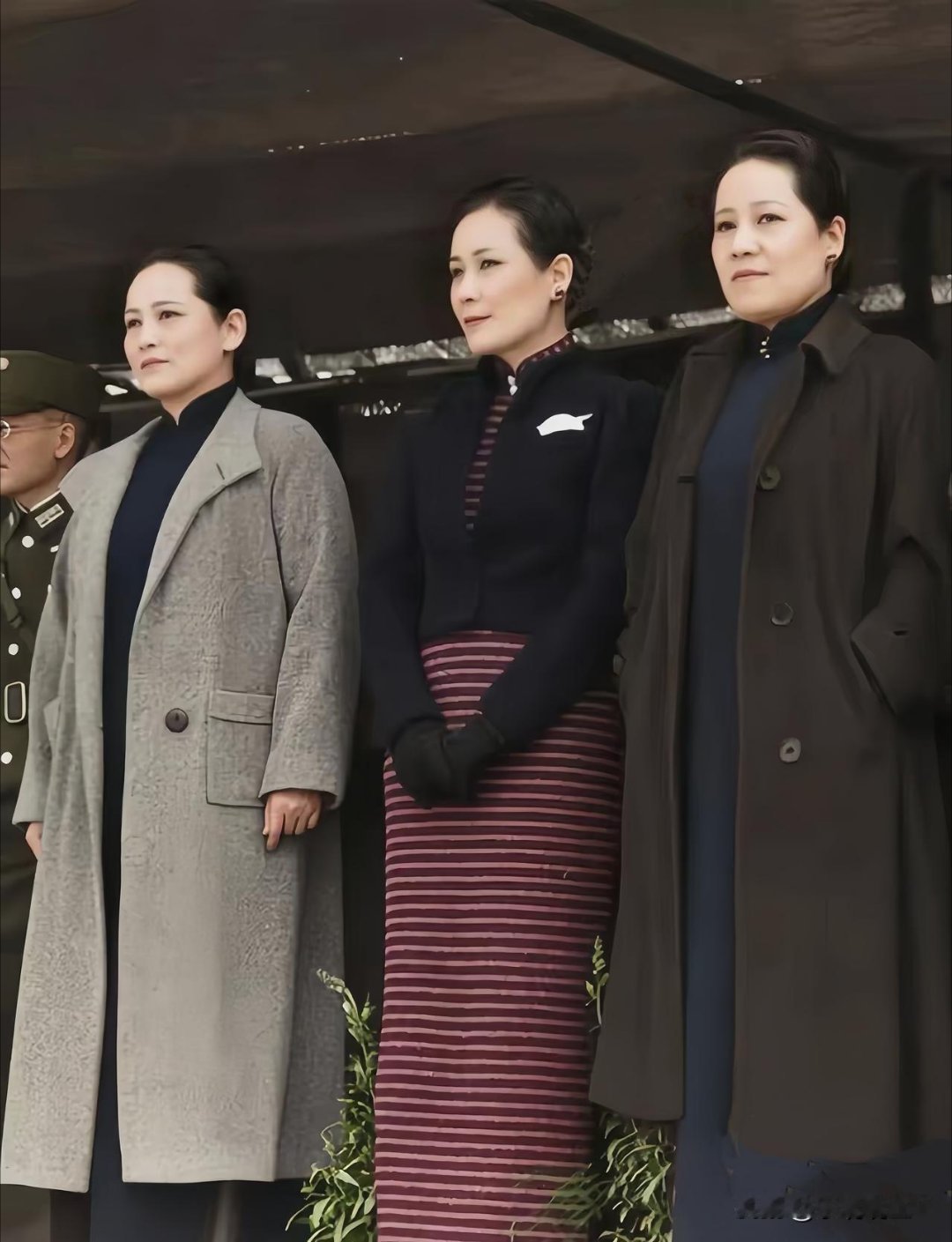 这才是宋霭龄与宋庆龄和宋美龄的真实样貌，并非演员扮演的角色！这张珍贵的老照片拍摄