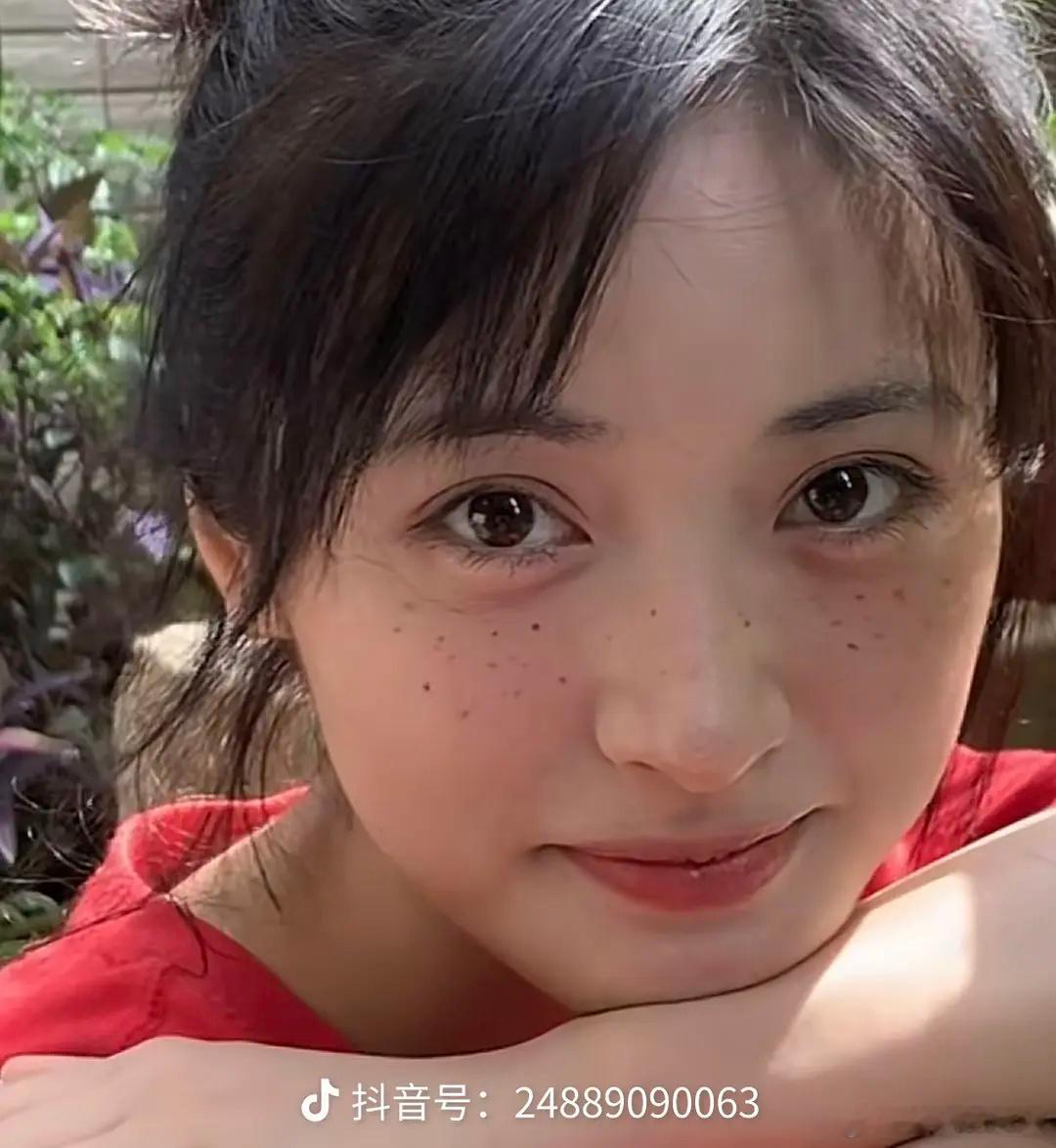 沈月这个妆怎么评？雀斑化成了痣多星 ​​​