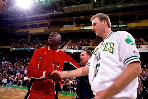 1988赛季迈克尔-乔丹集MVP、DPOY、得分王、抢断王于一身，是公认的个体最