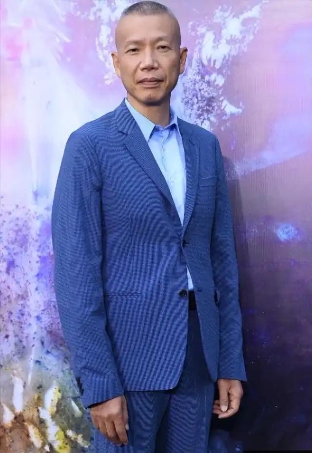 喜马拉雅山脉上空的烟火表演
确实做到了“天边那一朵云”那种意境
但这并不是国人想
