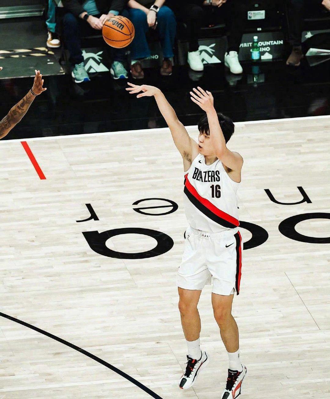 完美收官！杨瀚森完成NBA菜鸟赛季全纪录：常规赛+季后赛双登场，用95分67篮板