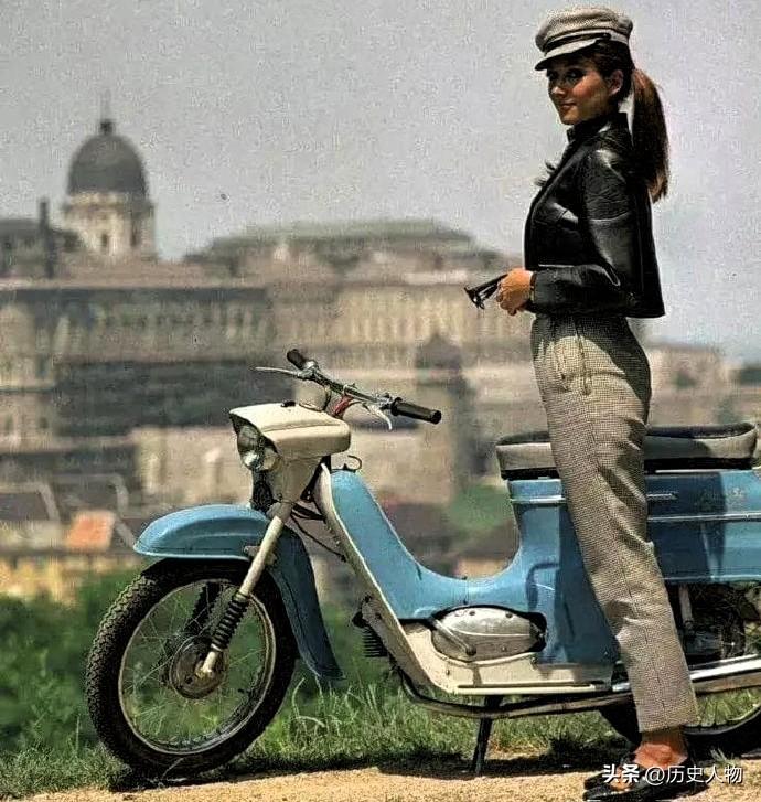 1967年，匈牙利首都布达佩斯一名时髦女子 ​​​。老照片 老照片的故事 匈牙利