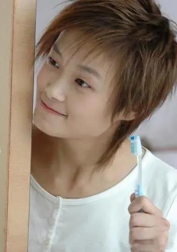 2006年拍牙膏广告的李宇春 