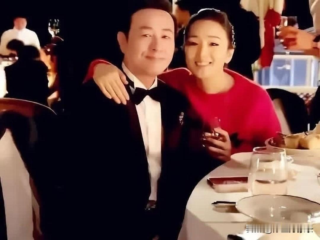 张颂文在采访中，亲口讲过一段改变他表演观的往事。
 
早年他在剧组，偶然读到刘佩