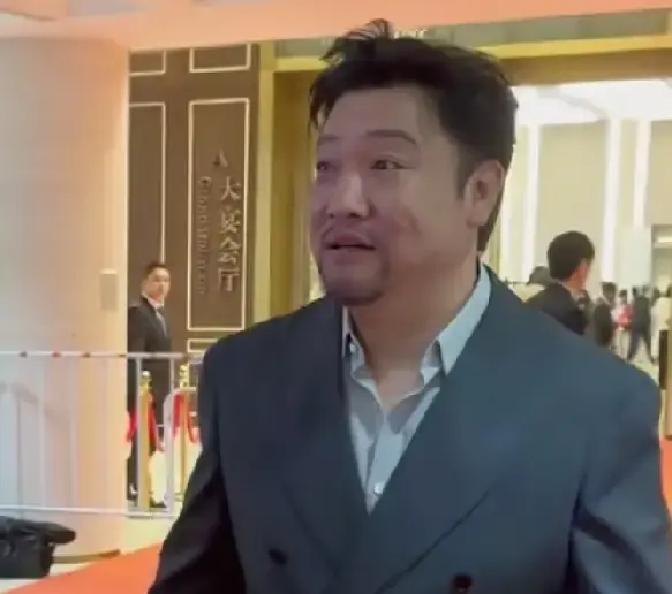 贾冰最近接受采访，说了段心里话，听着真在理。

2026年8月3号晚上，他在成都
