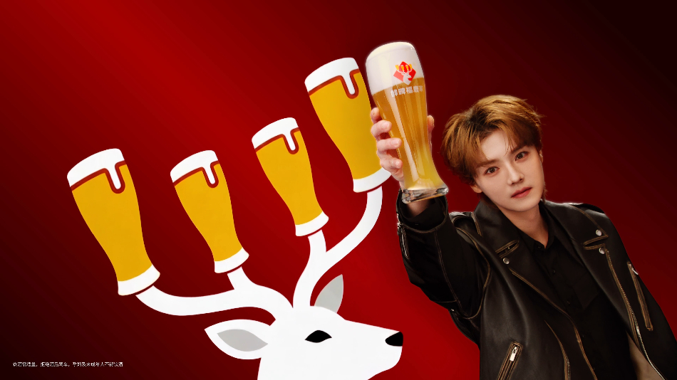 大家都在讨论鹿晗同款鲜啤，官宣后线下门店迅速爆单，工作人员忙到不停歇。酒厂新鲜酿