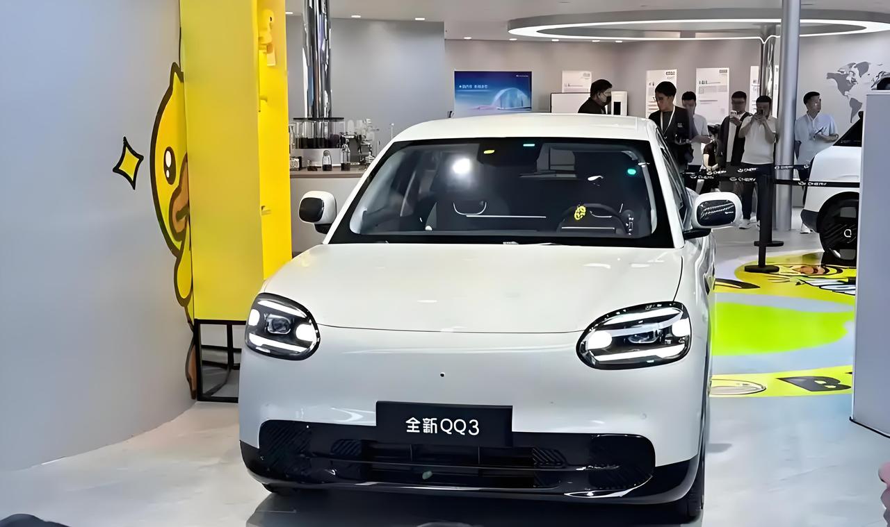 回首往昔，初代QQ以其可爱小巧的设计和亲民的价格，成从街头巷尾的经典到未来出行的