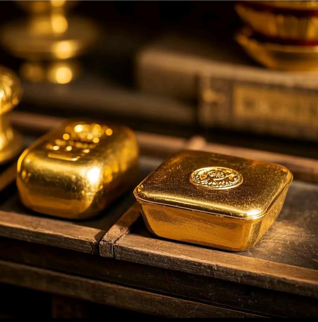 【黄金价格狂飙，一口价饰品破千元大关！消费者直呼“买不起”】  

近日，黄金市