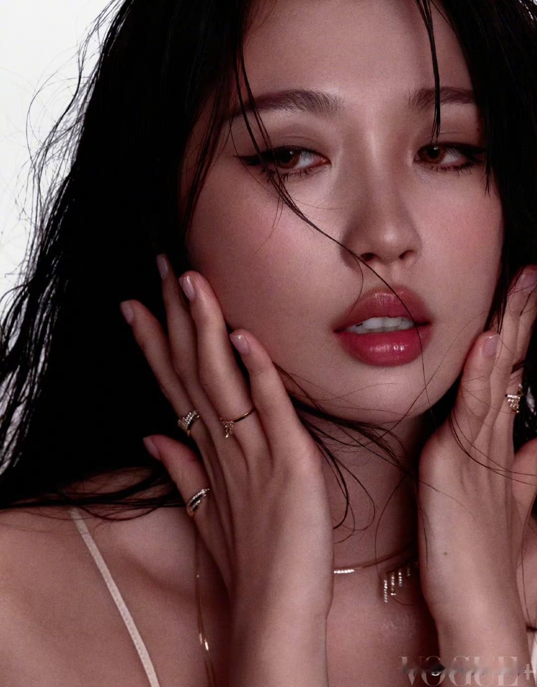 虞书欣这组VOGUEplus湿发封面大片太绝了，瞬间在时尚圈炸开了锅。她以低胸湿