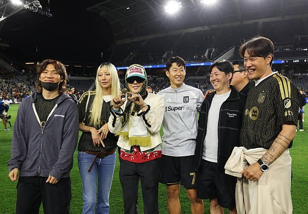 权志龙大声孙兴慜合照 今日权志龙、大声在LA和孙兴慜相遇，还一起拍了合照~意想不