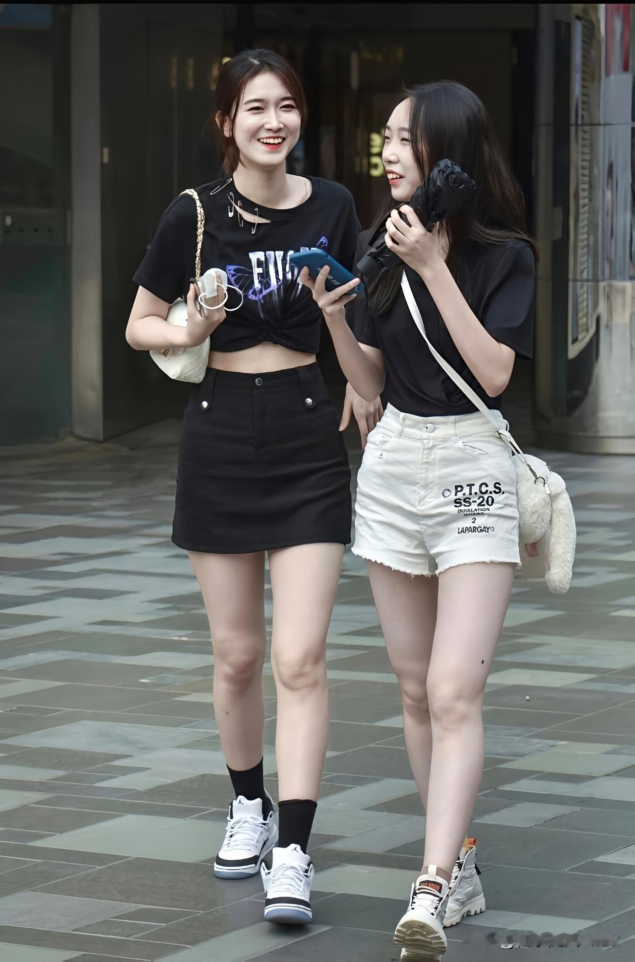 闺蜜穿搭指南：夏日街头时尚秀