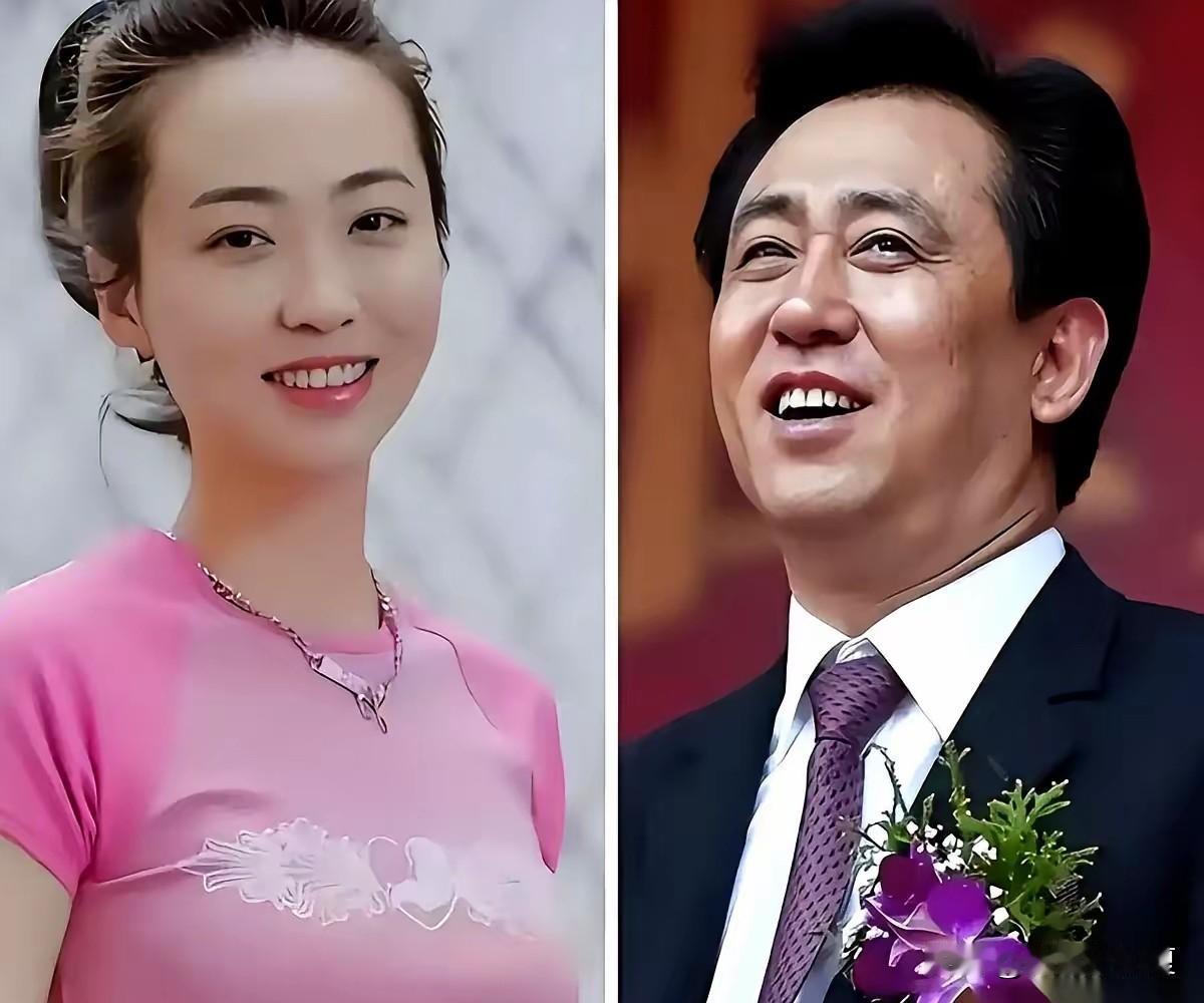 许家印在庭审上那满头白发的照片刚刷屏，我就鬼使神差地去搜了那个女人。曾经恒大歌舞