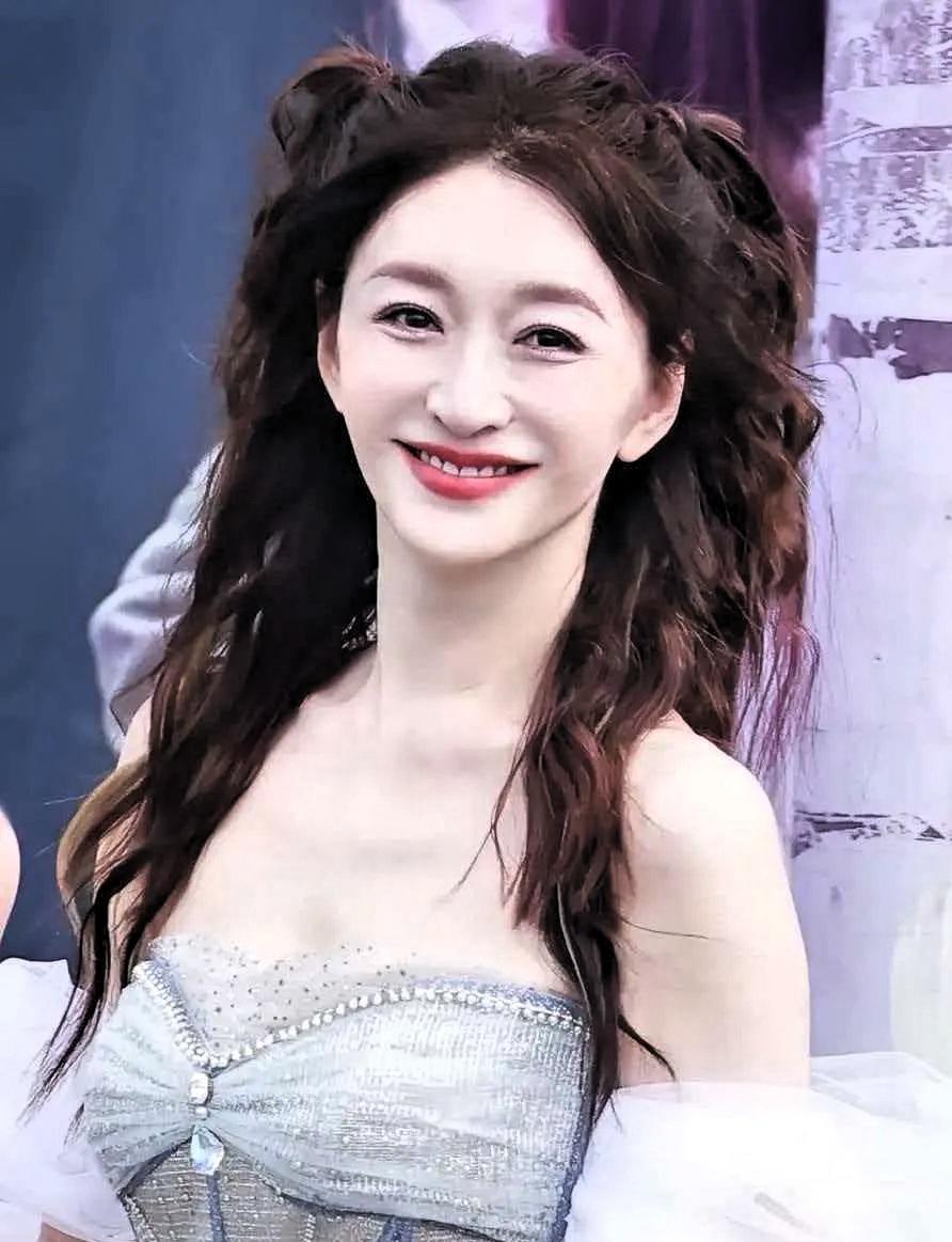 中年女明星里，
我最想不通的就是李小冉了，
你说她都50岁了，难道没人告诉她，这