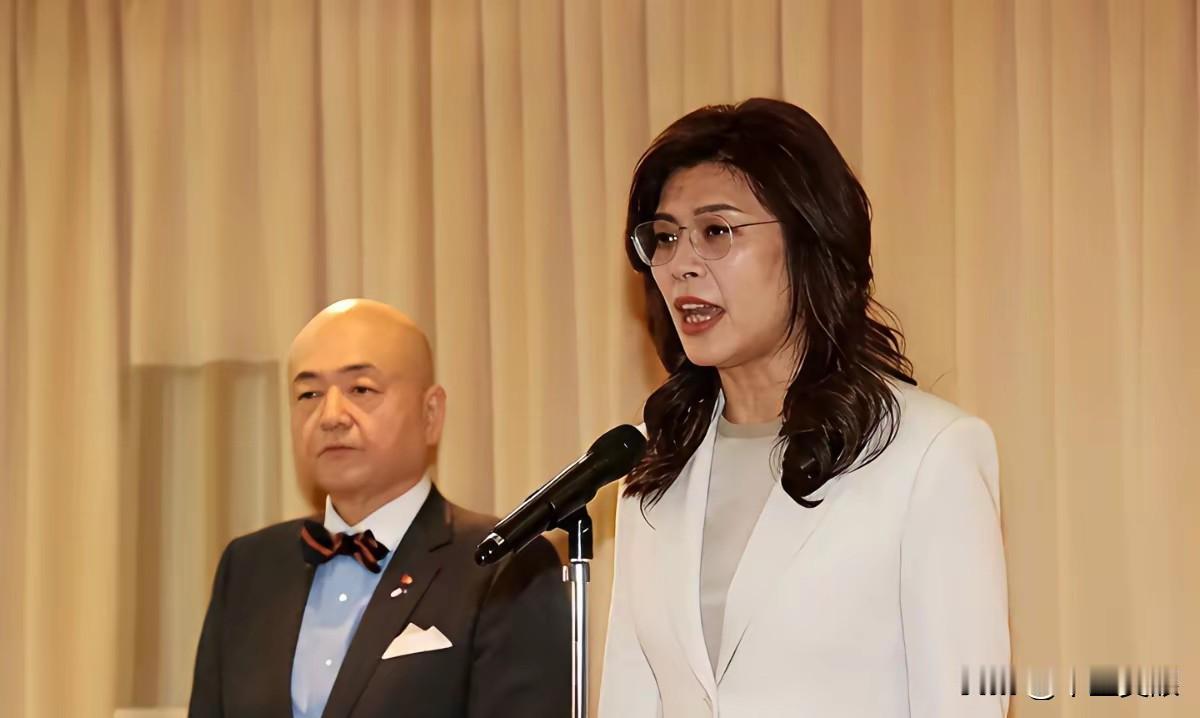 台湾岛内很多名嘴都夸奖郑丽文是一个非常聪明的人，要我说，她就是一个“猪脑壳”。
